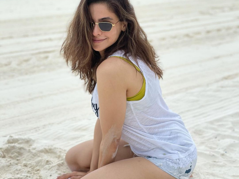 Aamna Sharif Hot Pics in White Dress at Beach - NewsDezire